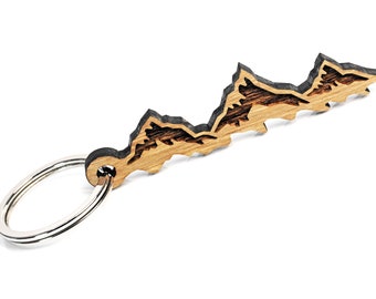 Schlüsselanhänger BERGE aus Holz – Taschenanhänger mit BERG-Gravur – Keychain Mountain Farbe Eiche Natur - Berge Geschenk für Damen & Herren