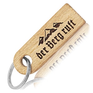 Schlüsselanhänger Berge aus Holz - mit Gravur DER BERG RUFT - Berge Geschenk - Berg-Anhänger in edler Geschenkbox