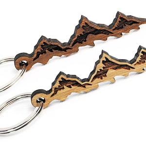 Partner Schlüsselanhänger aus Holz – Freundschaft Schlüsselanhänger BERGE 2 er Set hell & dunkel– BERG Geschenk für Pärchen in Geschenk-Box