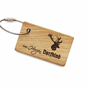 Schlüsselanhänger DORFKIND aus Holz - mit Hirschkopf Gravur - natürliche Geschenkidee in Geschenkbox