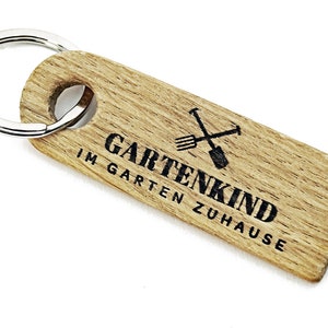 Portachiavi in legno SKONIDA | Incisione BAMBINO DEI GIARDINI | con confezione regalo e etichetta per borsa in quercia