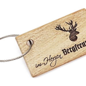 Schlüsselanhänger HIRSCH-KOPF mit Gravur im Herzen Berg-Freund – edles HIRSCH Geschenk aus Holz in Geschenkbox