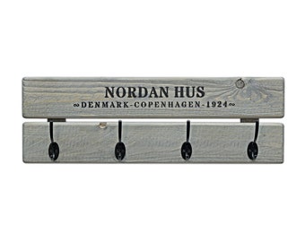 Wandgarderobe LASSE aus Holz, Schriftzug NORDAN HUS, Vintage Garderobe