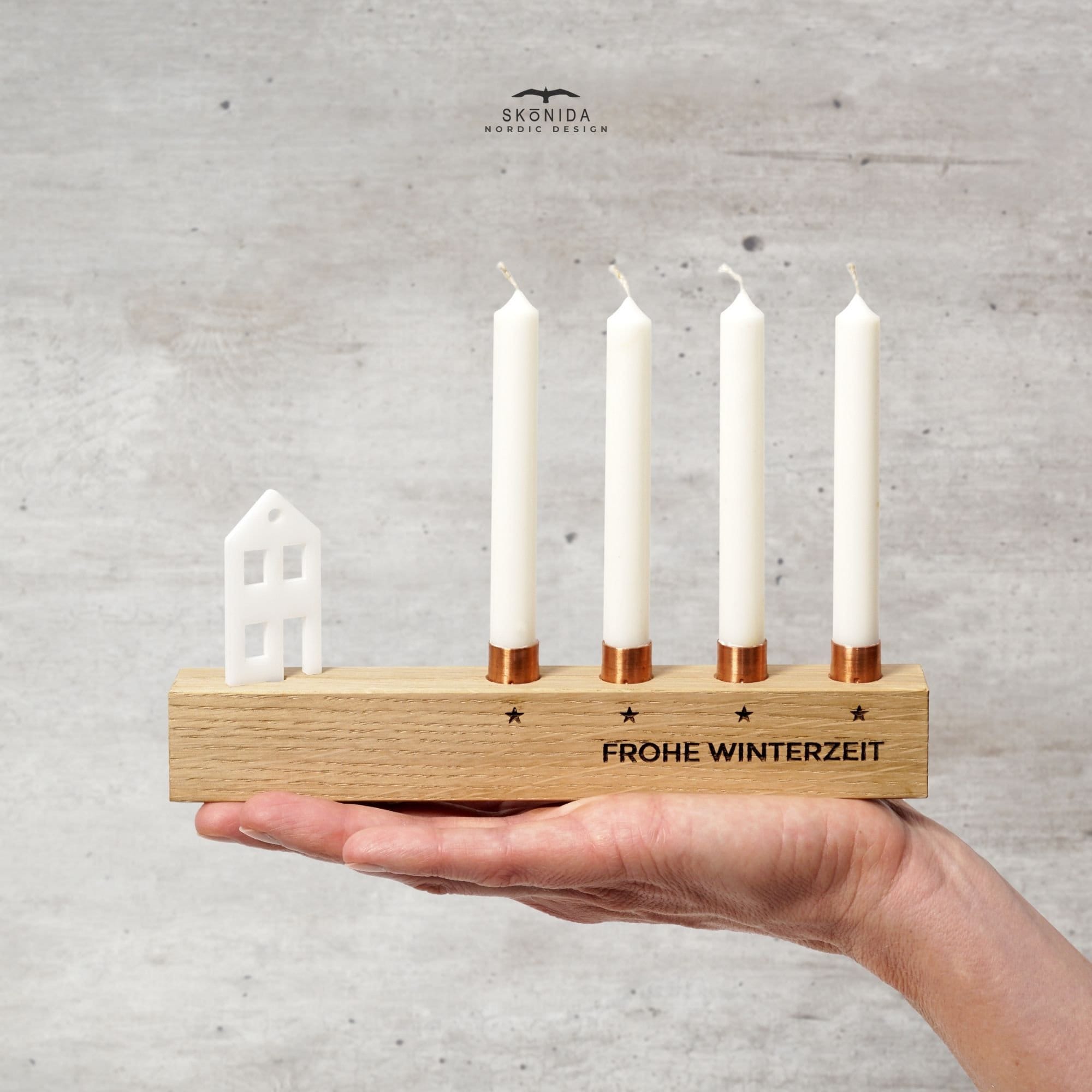 LAMEK Häuser Kerzenhalter Aus Holz – Set Mit 5 Weißen Holzhäusern & Basis Für 4 Stabkerzen (4cm), Deko Für Tisch & Adventskalender
