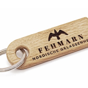 FEHMARN Schlüsselanhänger aus Holz - Möwe-Anhänger mit Gravur - maritimer Schlüsselanhänger in Geschenk-Box - Fehmarn Souvenir
