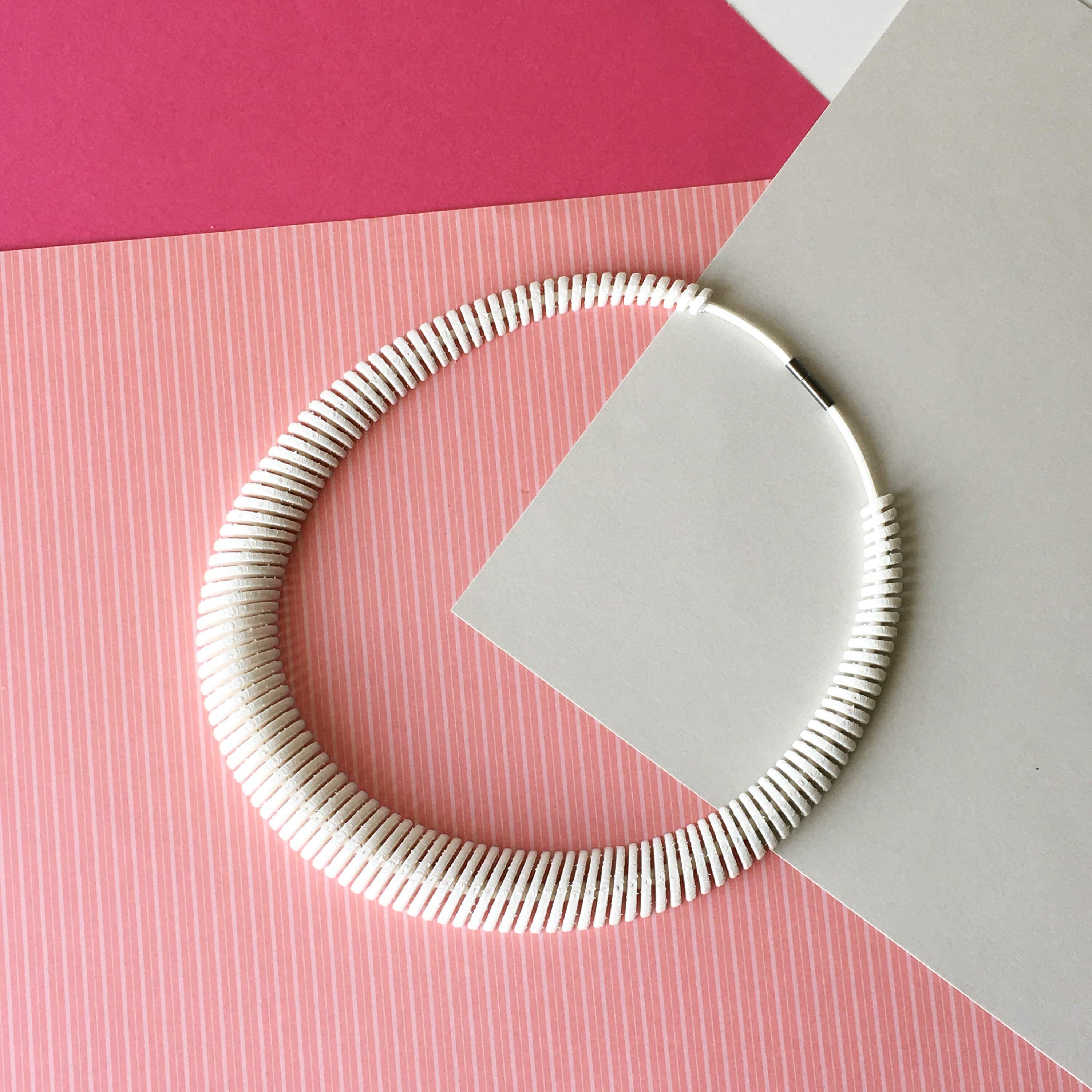 collana girocollo catena e coda di topo bianca impreziosita con per