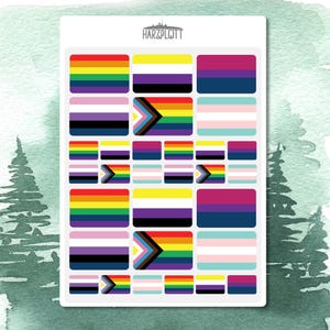 Könnte beinhalten: Ein Bogen mit Aufklebern, die verschiedene LGBTQ+-Pride-Flaggen zeigen, darunter Regenbogen, nicht-binär, bisexuell, transgender und andere. Die Aufkleber sind rechteckig und auf weißem Hintergrund angeordnet. Der Markenname "HARZPLOTT" steht oben.