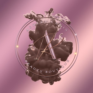 Może przedstawiać: Logo butik kosmetycznego o nazwie "Ashley Kanis Beauty Boutique". Logo zawiera stylizowane "A" w kolorze złotym, otoczone k&oacute;łkiem z nazwą butiku w kolorze złotym. Tło jest r&oacute;żowe.