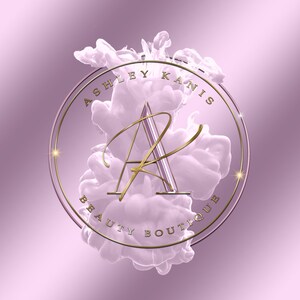 Może przedstawiać: Złote i białe logo z tekstem "Ashley Kanis Beauty Boutique" w k&oacute;łku z r&oacute;żowym i białym wzorem przypominającym dym w środku.