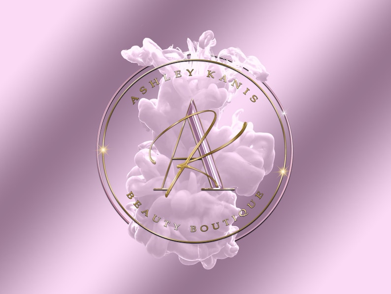 Może przedstawiać: Złote i białe logo z tekstem "Ashley Kanis Beauty Boutique" w k&oacute;łku z r&oacute;żowym i białym wzorem przypominającym dym w środku.