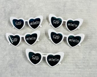 Óculos de Sol Personalizados com Coração Branco: Adereço para Fotos de Casamento