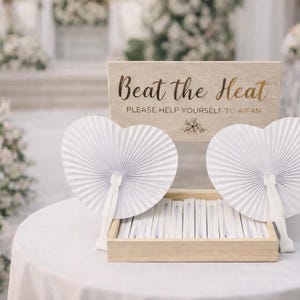 Letrero para caja de ventilador de boda / Caja de presentación personalizada para detalles de boda / Decoración rústica para bodas de verano al aire libre / Letrero "Combate el calor" (Reino Unido)