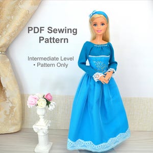 Può includere: Una bambola bionda indossa un vestito blu a maniche lunghe con bordo in pizzo bianco sui polsini e sull'orlo, una fascia blu e un corpetto con ricami dorati. Il testo recita: PDF Sewing Pattern, Intermediate Level, Pattern Only.