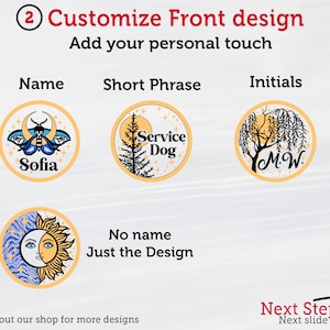 Pu&ograve; includere: Immagine che mostra design frontali personalizzabili. Le opzioni includono una falena con il nome "Sofia", un pino con "Service Dog", le iniziali "M.W." sotto un salice piangente e un design sole e luna. Il testo recita "Personalizza il design frontale" e "Aggiungi il tuo tocco personale."