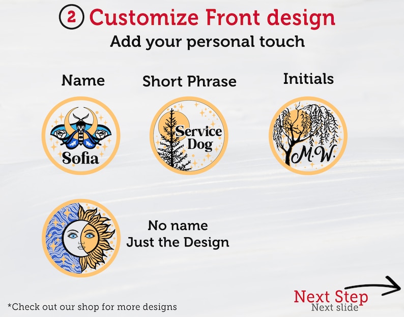 Pu&ograve; includere: Immagine che mostra design frontali personalizzabili. Le opzioni includono una falena con il nome "Sofia", un pino con "Service Dog", le iniziali "M.W." sotto un salice piangente e un design sole e luna. Il testo recita "Personalizza il design frontale" e "Aggiungi il tuo tocco personale."