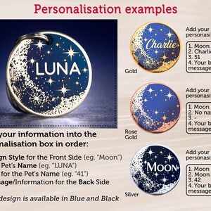 Pu&ograve; includere: Un medaglietta rotonda per animali domestici, argentata, con un design a luna blu e il nome "LUNA" in bianco. La medaglietta presenta stelle e un anello per l'attacco. Il testo fornisce esempi di personalizzazione.