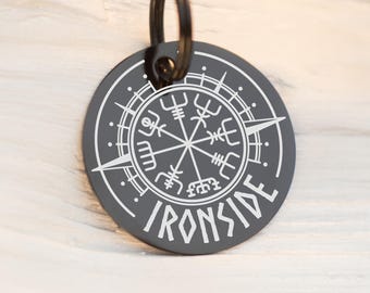 Puede incluir: Llavero de metal negro con un diseño de brújula y la palabra "IRON SIDE" grabada en blanco.