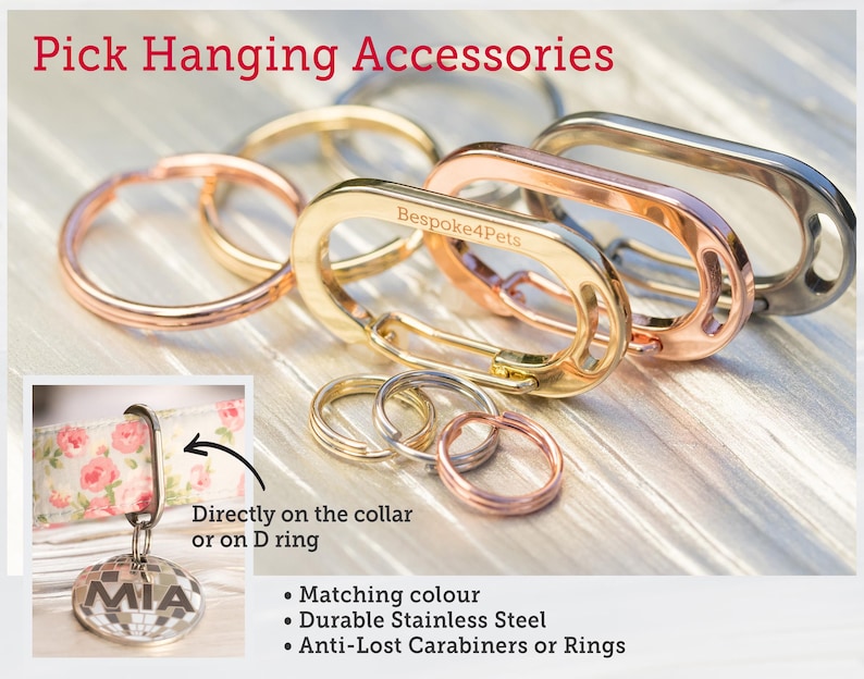 Pu&ograve; includere: Assortimento di accessori per animali domestici, tra cui moschettoni e anelli in oro, oro rosa e argento. L'immagine include un collare per animali con un'etichetta che dice "MIA". Il testo recita "Pick Hanging Accessories".