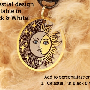 Pu&ograve; includere: Un medaglietta rotonda dorata per animali domestici con un design celeste raffigurante un sole e una luna. La medaglietta ha inciso il nome "Mia". Il testo sulla medaglietta recita "Celestial design available in Black & White!"