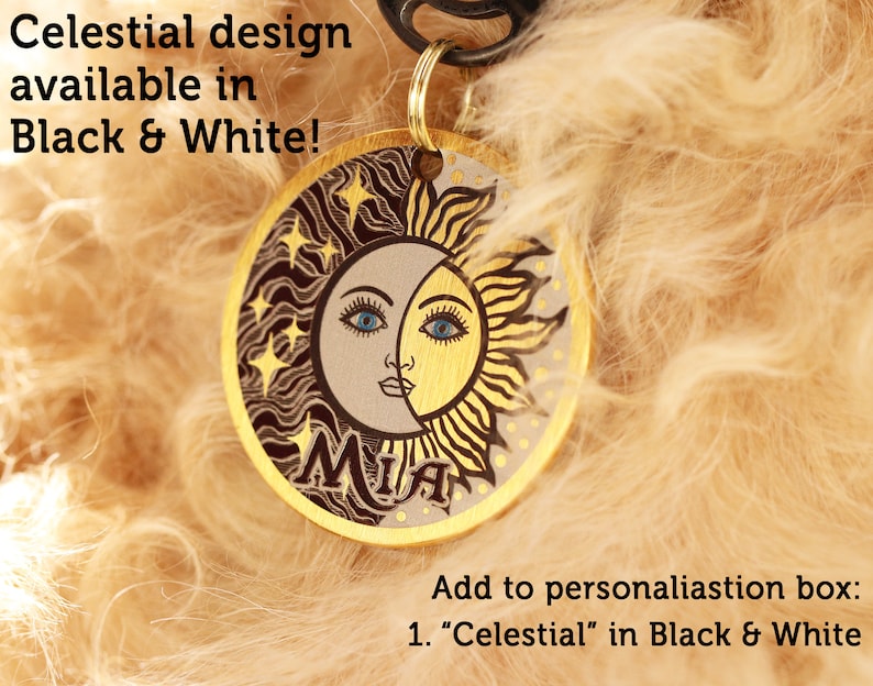 Pu&ograve; includere: Un medaglietta rotonda dorata per animali domestici con un design celeste raffigurante un sole e una luna. La medaglietta ha inciso il nome "Mia". Il testo sulla medaglietta recita "Celestial design available in Black & White!"