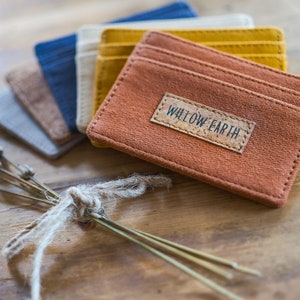 Carteira de lona de algodão Friston | Ferrugem, Amarelo Mostarda, Cortiça, Azul Índigo, Cinza Pedra | Alternativa sustentável de couro vegano | Porta-cartões