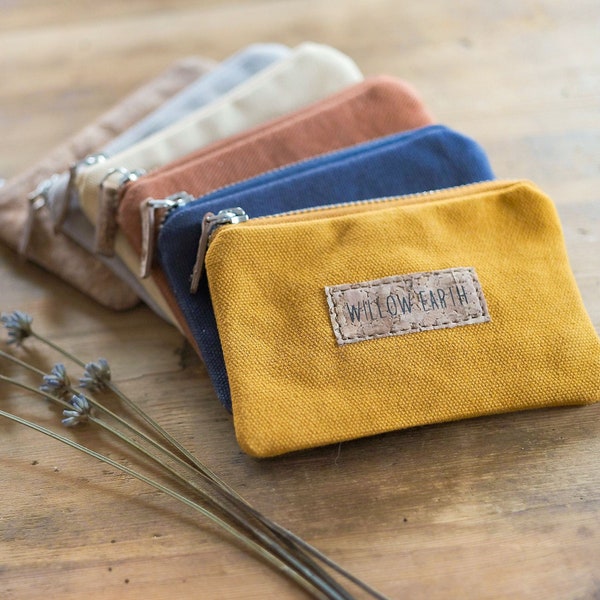 Monedero con cremallera de lona de algodón Nutley / Óxido, amarillo mostaza, corcho, azul índigo, gris piedra / Alternativa de cuero vegano sostenible / Cremallera