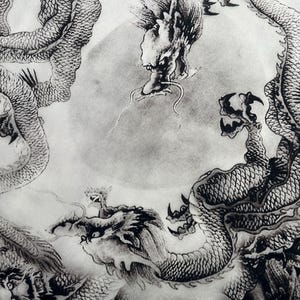 Pode incluir: Ilustração detalhada em preto e branco de vários dragões. Os dragões são retratados com escamas intrincadas, garras e crinas esvoaçantes. A obra de arte tem um estilo de arte asiática tradicional, com foco em poses dinâmicas e linhas detalhadas.