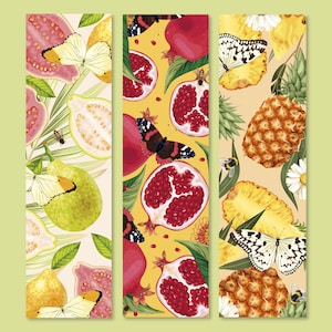 Könnte beinhalten: Drei vertikale Paneele mit einem sich wiederholenden Muster aus tropischen Früchten und Schmetterlingen. Das linke Paneel zeigt Guaven, Zitronen und Schmetterlinge. Das mittlere Paneel zeigt Granatäpfel, Schmetterlinge und Blätter. Das rechte Paneel zeigt Ananas, Schmetterlinge und Blätter.