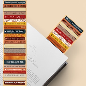 Könnte beinhalten: Ein Stapel bunter Lesezeichen mit Herbstmotiven und Illustrationen. Die Lesezeichen tragen Titel wie "Legends of Autumn", "October", "November" und "Germent d'automne".