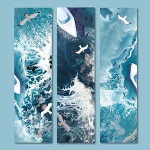 Könnte beinhalten: Drei vertikale Paneele, die eine abstrakte Meereslandschaft in Blau und Weiß mit weißen Möwen zeigen, die über dem Wasser fliegen, und ein weißes Boot im mittleren Paneel.