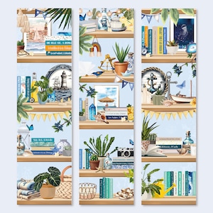 Könnte beinhalten: Ein Satz von drei Regalen, die mit nautischen und Strandmotiven dekoriert sind, darunter Bücher, Pflanzen, Muscheln, ein Leuchtturm, ein Anker und ein Segelboot. Die Regale sind blau und weiß gestrichen und haben ein rustikales Holzoptik.