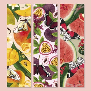 Könnte beinhalten: Drei vertikale Paneele mit farbenfrohen tropischen Früchten und Schmetterlingsmotiven. Das linke Paneel zeigt Mango, Passionsfrucht und Schmetterlinge. Das mittlere Paneel zeigt Passionsfrucht, Schmetterlinge und Bienen. Das rechte Paneel zeigt Wassermelone, Schmetterlinge und Libellen.