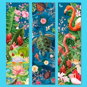 Könnte beinhalten: Drei vertikale Paneele mit tropischen Designs. Das linke Paneel zeigt einen grünen Laubfrosch auf einer rosa Seerose, umgeben von grünen Blättern und rosa Blüten. Das mittlere Paneel zeigt eine grüne Meeresschildkröte, die in blauem Wasser schwimmt, geschmückt mit rosa und weißen Blüten. Das rechte Paneel zeigt einen rosa Flamingo mit einer rosa Blume und leuchtend grünen Blättern.