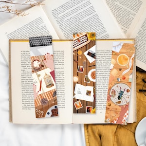 Könnte beinhalten: Drei farbenfrohe Lesezeichen mit Herbstmotiven. Das erste Lesezeichen zeigt einen Vogelkäfig, eine Tasse Kaffee und einen Bleistift auf einem Holztisch. Das zweite Lesezeichen zeigt eine Schreibmaschine, eine Tasse Kaffee und ein Buch auf einem Holztisch. Das dritte Lesezeichen zeigt einen Käfer, eine Tasse Kaffee und eine Hand, die eine Nadel und Faden auf einem Holztisch hält.