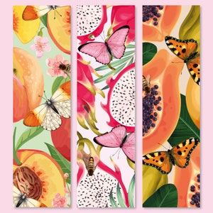Könnte beinhalten: Drei vertikale Banner mit tropischen Früchten und Schmetterlingsmotiven. Das erste Banner zeigt eine Pfirsich, eine Drachenfrucht und Schmetterlinge. Das zweite Banner zeigt eine Papaya, eine Drachenfrucht und Schmetterlinge. Das dritte Banner zeigt eine Papaya, eine Drachenfrucht und Schmetterlinge.