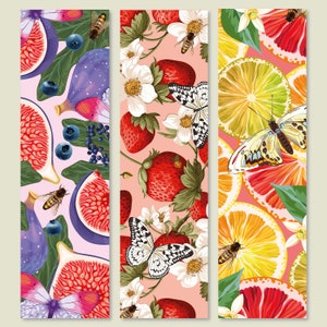 Könnte beinhalten: Drei vertikale Paneele mit unterschiedlichen sich wiederholenden Mustern. Das erste Paneel zeigt einen rosa Hintergrund mit Feigen, Blaubeeren, Schmetterlingen und Bienen. Das zweite Paneel zeigt einen rosa Hintergrund mit Erdbeeren, weißen Blüten, Schmetterlingen und Bienen. Das dritte Paneel zeigt einen rosa Hintergrund mit Zitrusfrüchtescheiben, Schmetterlingen und Bienen.