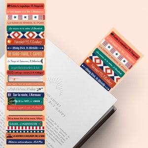 Könnte beinhalten: Ein Lesezeichen mit einem Stapel bunter Buchrücken mit Titeln in Französisch. Das Lesezeichen ist so gestaltet, dass es wie ein Stapel Bücher mit einem rot-weiß-blauen Farbschema aussieht. Das Lesezeichen ist eine großartige Möglichkeit, um den Platz in Ihrem Lieblingsbuch zu markieren.