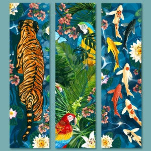 Könnte beinhalten: Drei vertikale Tafeln mit tropischen Dschungelszenen. Die linke Tafel zeigt einen Tiger, der durch einen Teich mit Seerosen und Blumen geht. Die mittlere Tafel zeigt einen Papagei, der auf einem Ast mit üppigem grünem Laub und Blumen sitzt. Die rechte Tafel zeigt einen Teich mit Koi-Karpfen, die zwischen Seerosen und Blumen schwimmen.