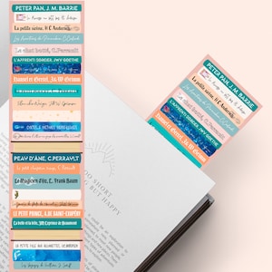 Könnte beinhalten: Ein Stapel bunter Lesezeichen mit französischen Buchtiteln, darunter "Peter Pan", "Die kleine Meerjungfrau", "Der gestiefelte Kater" und "Hänsel und Gretel". Die Lesezeichen sind mit Illustrationen von Muscheln, Sternen und Blumen verziert.