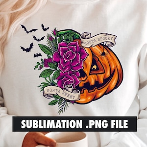 K&ouml;nnte beinhalten: Wei&szlig;es Sweatshirt mit einem Halloween-Design. Es zeigt einen geschnitzten K&uuml;rbis mit lila Rosen, Flederm&auml;usen und dem Text "Sorta Spooky Sorta Sweet". Der untere Teil des Bildes enth&auml;lt den Text "SUBLIMATION .PNG FILE."