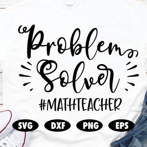 Op de afbeelding: Wit T-shirt met zwarte tekst die "Problem Solver #MathTeacher" luidt. Het shirt ligt plat op een houten oppervlak. Er zijn ook SVG, DXF, PNG en EPS bestandsformaatpictogrammen op het shirt.