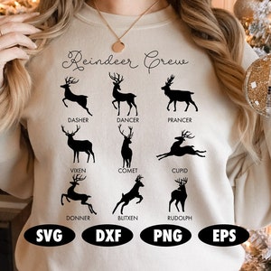 Puede incluir: Una sudadera beige con el texto "Reindeer Crew" y siluetas de renos con sus nombres debajo de cada uno. Los nombres son Dasher, Dancer, Prancer, Vixen, Comet, Cupid, Donner, Blitzen y Rudolph. La sudadera también tiene las palabras "SVG", "DXF", "PNG" y "EPS" en óvalos negros.