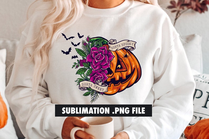 K&ouml;nnte beinhalten: Wei&szlig;es Sweatshirt mit einem Halloween-Design. Es zeigt einen geschnitzten K&uuml;rbis mit lila Rosen, Flederm&auml;usen und dem Text "Sorta Spooky Sorta Sweet". Der untere Teil des Bildes enth&auml;lt den Text "SUBLIMATION .PNG FILE."