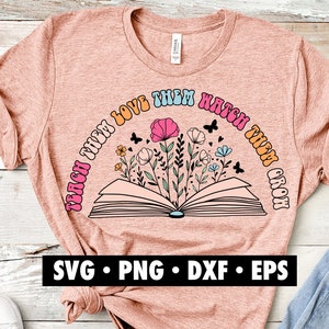 K&ouml;nnte beinhalten: Ein pinkfarbenes T-Shirt mit einem Grafikdesign eines offenen Buches mit Blumen und dem Text "Teach them love them watch them grow".
