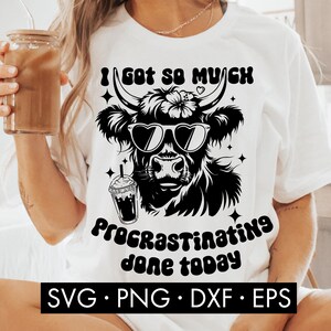 Könnte beinhalten: Ein weißes T-Shirt mit einer schwarz-weißen Illustration einer Kuh, die eine Sonnenbrille und eine Blume trägt. Der Text "I got so much procrastinating done today" ist auf das T-Shirt gedruckt.