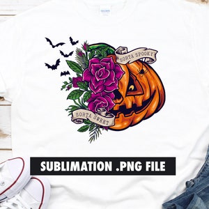 K&ouml;nnte beinhalten: Wei&szlig;es T-Shirt mit einem Halloween-Design. Die Grafik zeigt einen orangefarbenen K&uuml;rbis mit einer Spinne, lila Rosen und den S&auml;tzen "Sorta Spooky" und "Sorta Sweet" auf Bannern. Schwarze Flederm&auml;use fliegen &uuml;ber dem Design. Der Text "SUBLIMATION .PNG FILE" befindet sich unten.