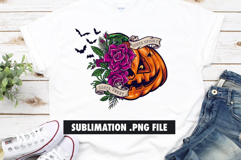 K&ouml;nnte beinhalten: Wei&szlig;es T-Shirt mit einem Halloween-Design. Die Grafik zeigt einen orangefarbenen K&uuml;rbis mit einer Spinne, lila Rosen und den S&auml;tzen "Sorta Spooky" und "Sorta Sweet" auf Bannern. Schwarze Flederm&auml;use fliegen &uuml;ber dem Design. Der Text "SUBLIMATION .PNG FILE" befindet sich unten.