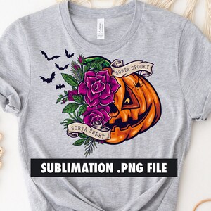 K&ouml;nnte beinhalten: Graues T-Shirt mit einem Halloween-Design. Das Design zeigt einen geschnitzten orangefarbenen K&uuml;rbis mit lila Rosen, gr&uuml;nen Bl&auml;ttern und schwarzen Flederm&auml;usen. Die Texte "Sorta Spooky" und "Sorta Sweet" befinden sich auf Bannern. Der Text "SUBLIMATION .PNG FILE" befindet sich unten.