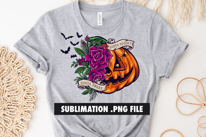 K&ouml;nnte beinhalten: Graues T-Shirt mit einem Halloween-Design. Das Design zeigt einen geschnitzten orangefarbenen K&uuml;rbis mit lila Rosen, gr&uuml;nen Bl&auml;ttern und schwarzen Flederm&auml;usen. Die Texte "Sorta Spooky" und "Sorta Sweet" befinden sich auf Bannern. Der Text "SUBLIMATION .PNG FILE" befindet sich unten.