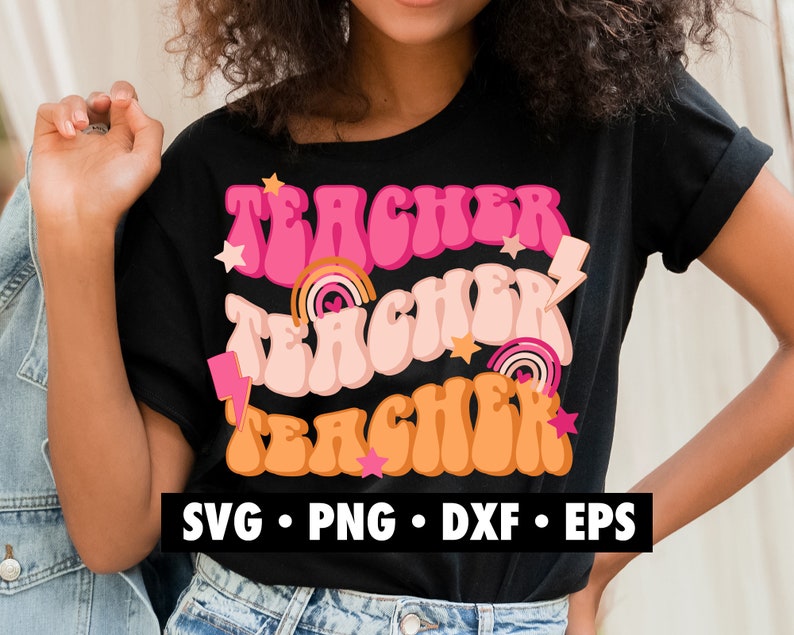 K&ouml;nnte beinhalten: Ein schwarzes T-Shirt mit dem Wort "Teacher" dreimal in einer Retro-Schrift mit rosa, pfirsichfarbenen und orangenen Farben geschrieben. Der Text ist mit Sternen und Regenbogen-Akzenten &uuml;berlagert. Der Text "SVG, PNG, DXF, EPS" ist in Wei&szlig; am unteren Rand des Shirts geschrieben.